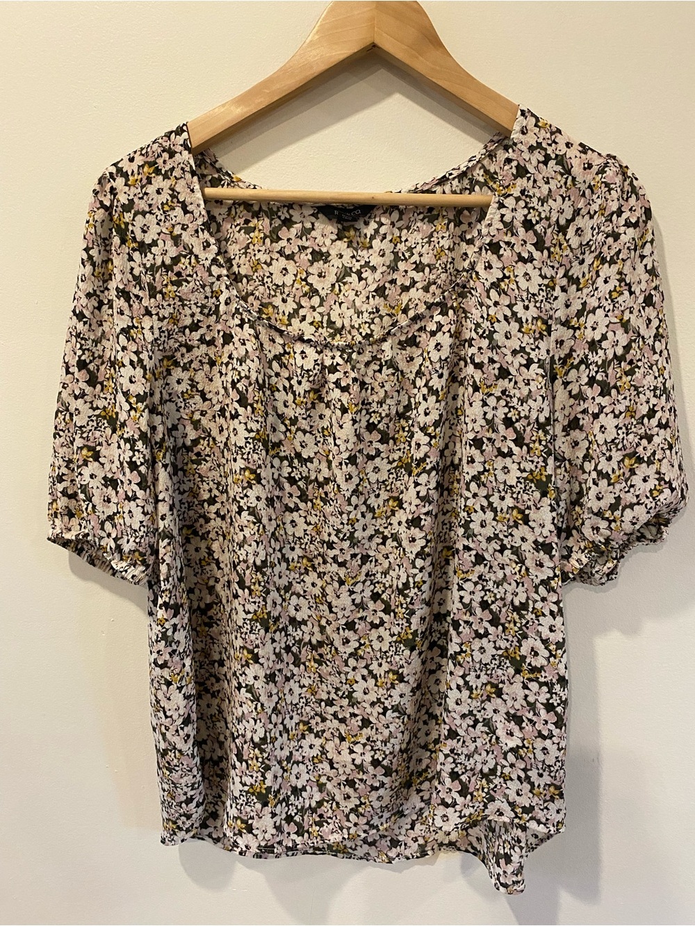 Floral puff sleeve top size large square neckline RW & CO.